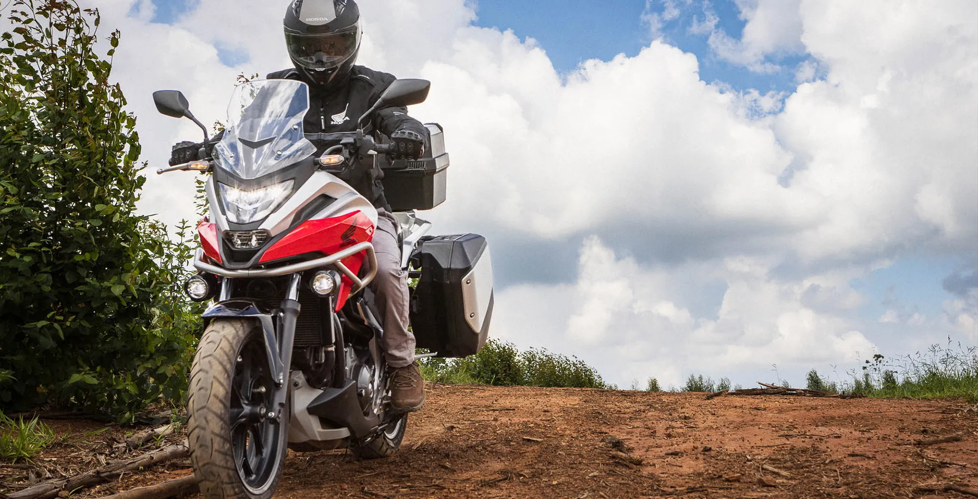 motociclista-em-estrada-de-terra-com-moto-honda-nc-750x-vermelho