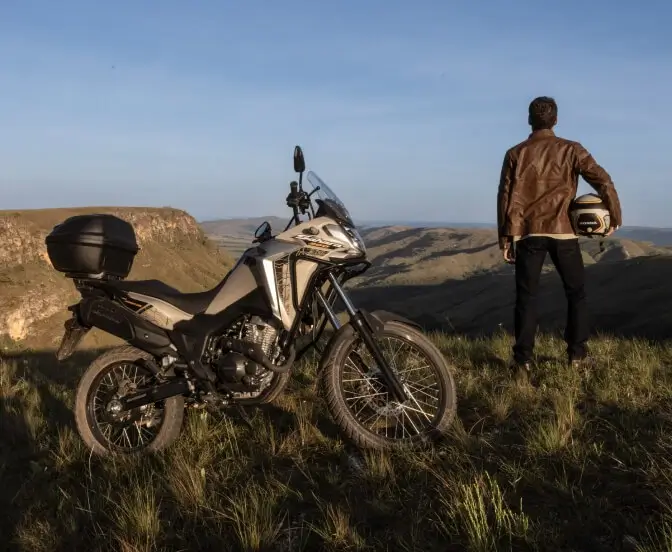 homem-em-pe-na-moto-usando-embreagem-assistida-da-honda-sahara-300