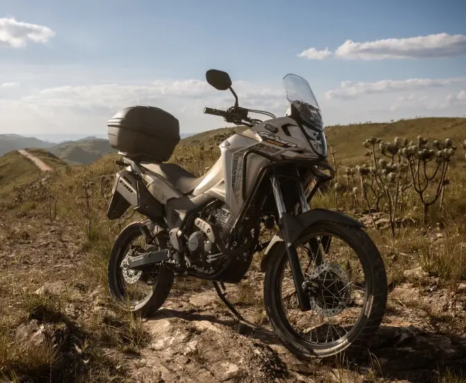 moto-honda-sahara-300-com-paisagem-de-montanhas-ao-fundo