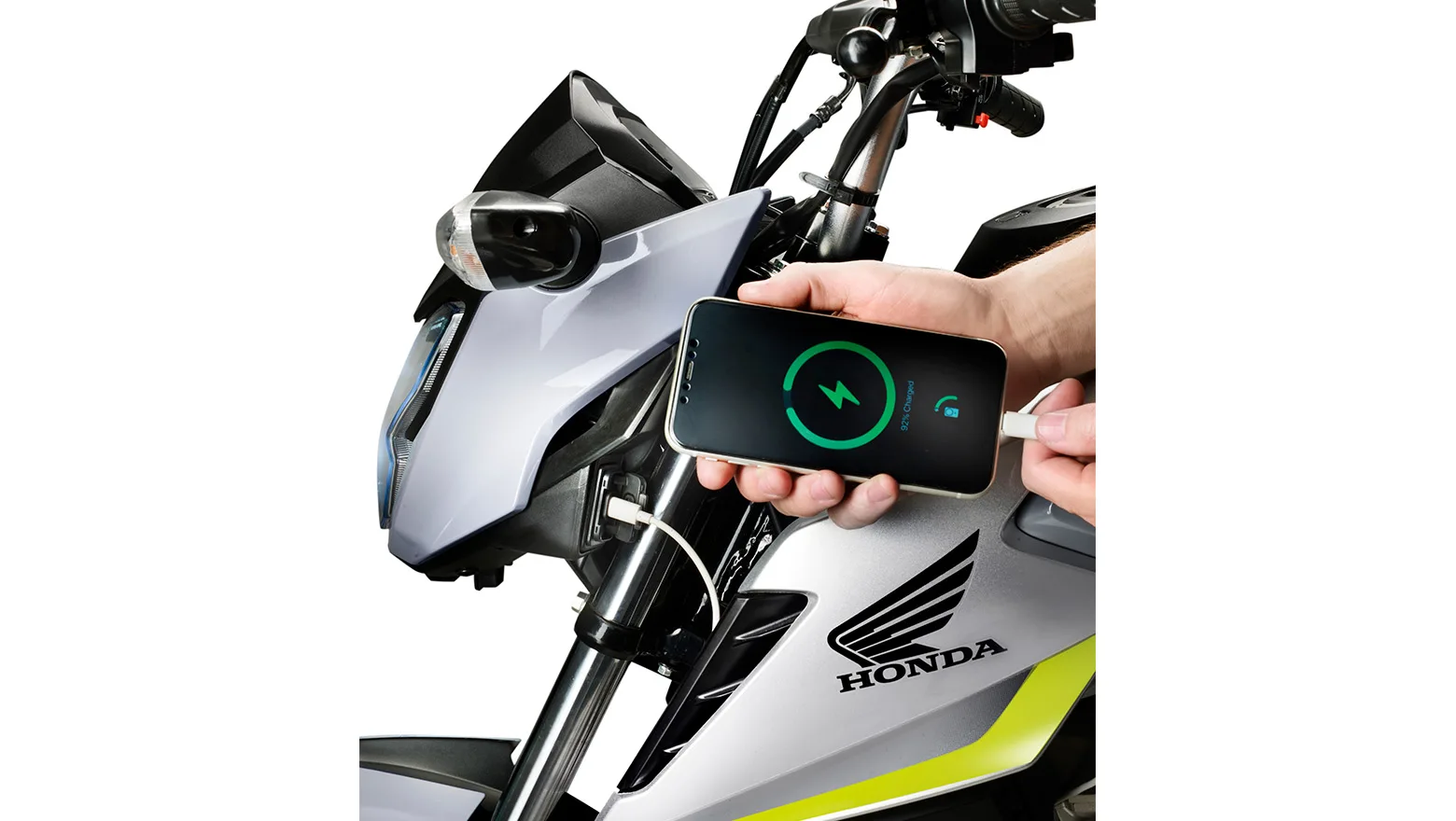 03-celular-carregando-na-entrada-usb-c-da-moto-honda-cg-160-titan-2.webp
