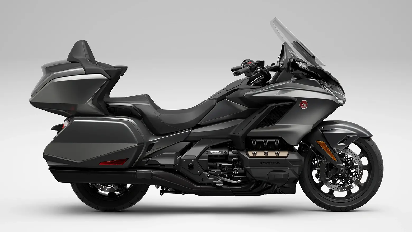 honda-gold-wing-lateral-cinza.webp